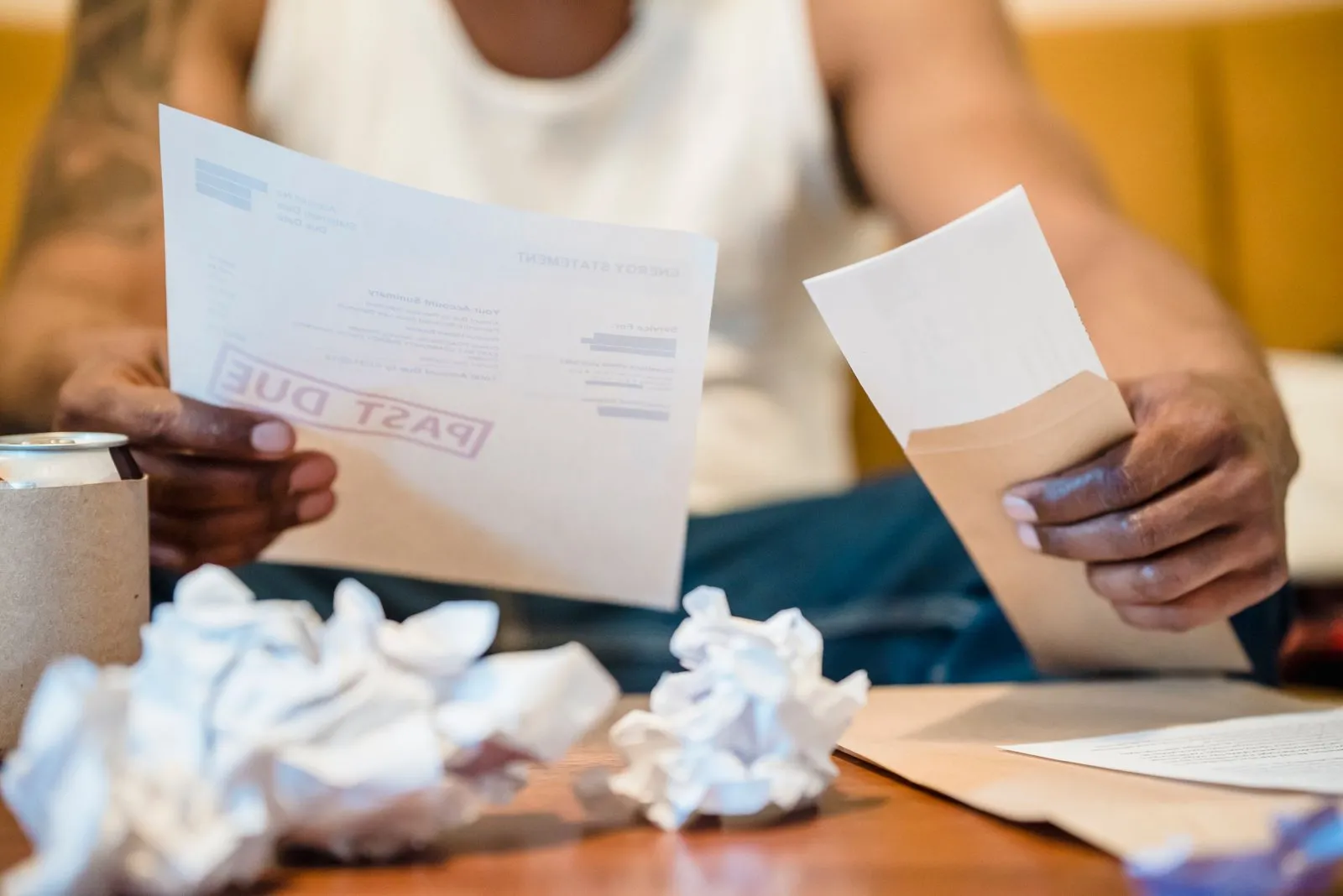 Règles de numérotation, délais de paiement et relances automatisées.